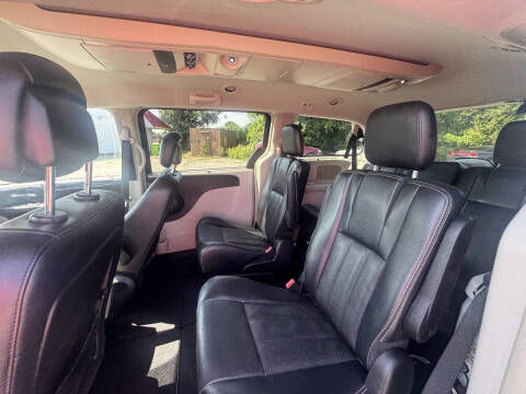 2013 Chrysler Town and Country Touring-L
