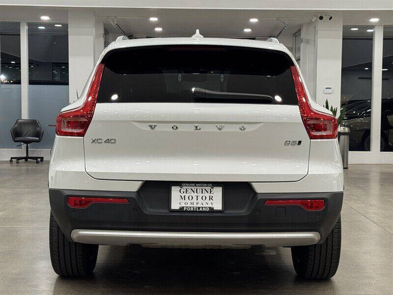 2025 Volvo XC40 B5 Core Bright Theme