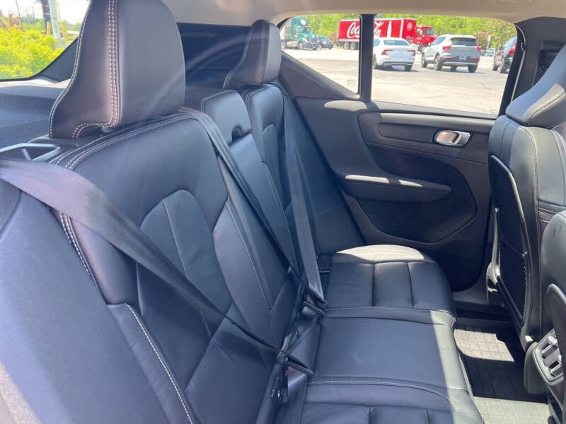 2023 Volvo XC40 B5 Plus Dark Theme