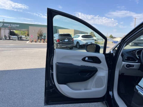 2023 Chrysler Pacifica Plug-In Hybrid Limited