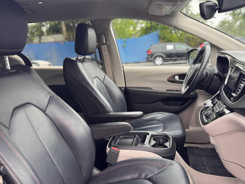 2017 Chrysler Pacifica Touring-L