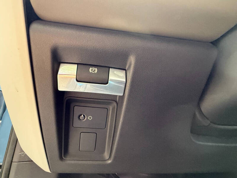 2020 Land Rover Defender 110 SE