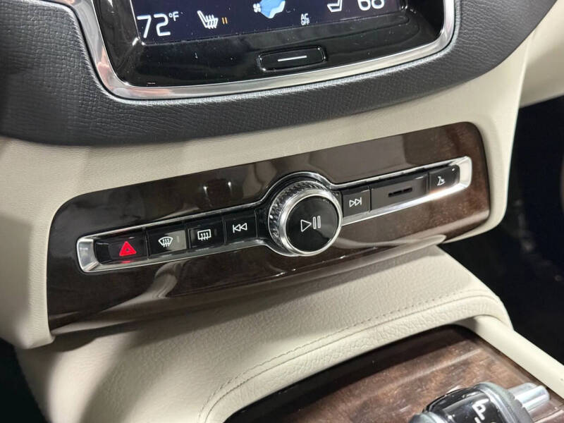 2016 Volvo XC90 T6 Momentum