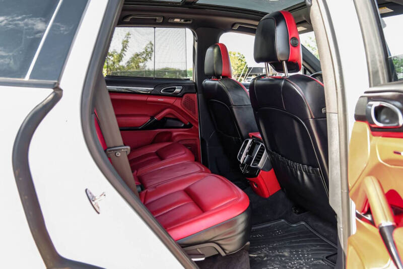2017 Porsche Cayenne Platinum Edition