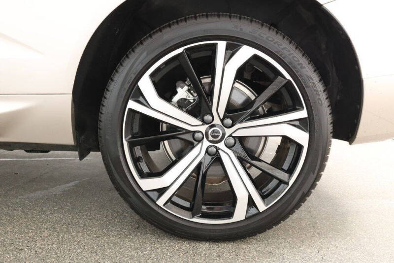 2025 Volvo XC60 T8 Ultra Dark Theme