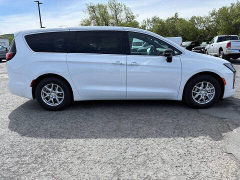 2027 Chrysler Pacifica Select