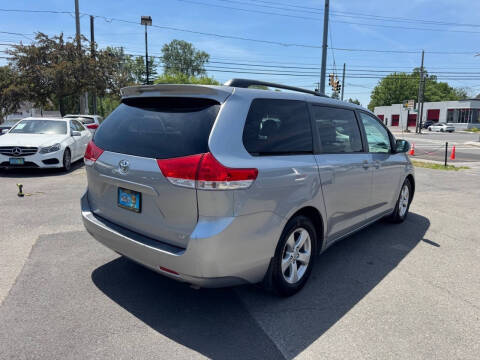 2012 Toyota Sienna LE 8-Passenger