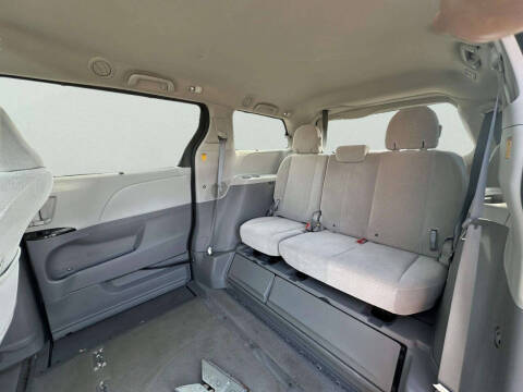 2013 Toyota Sienna LE Mobility 7-Passenger