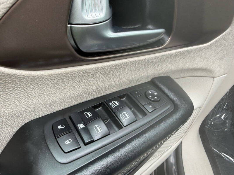 2022 Chrysler Voyager LX