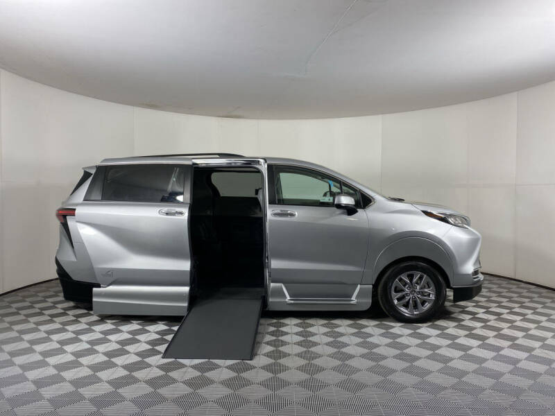 Used 2022 Toyota Sienna XLE with VIN 5TDJRKEC0NS076721 for sale in Tucker, GA