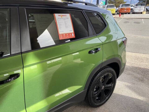 2025 Volkswagen Taos SE Black 4Motion