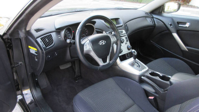 2010 Hyundai Genesis Coupe Premium photo 11