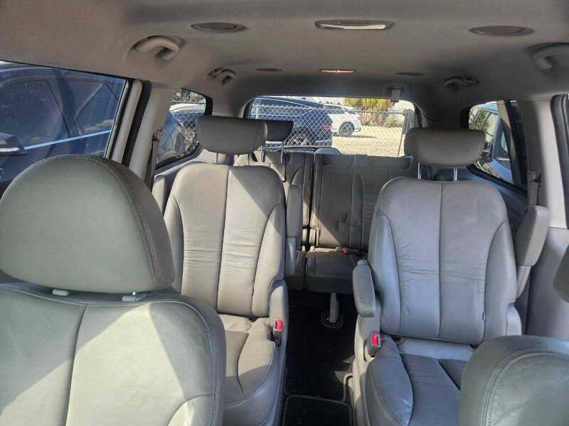 2008 Hyundai Entourage Limited