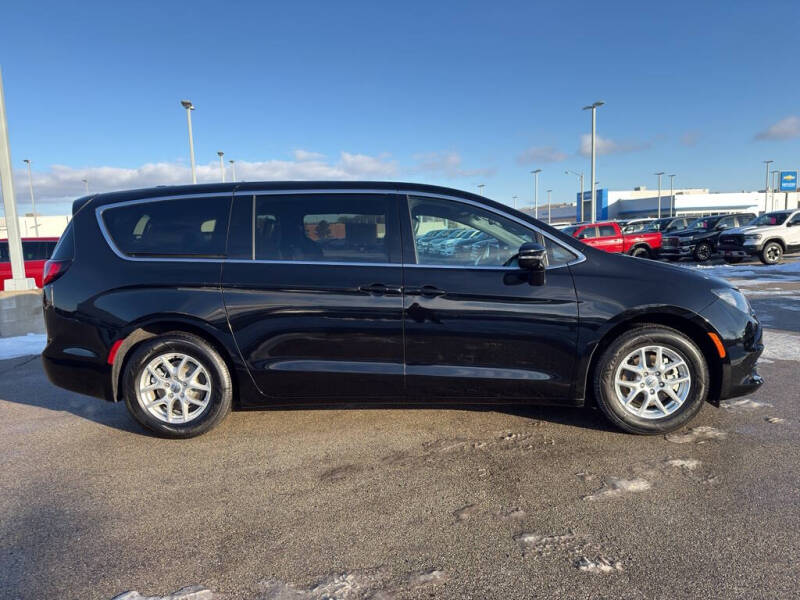 2025 Chrysler Voyager LX