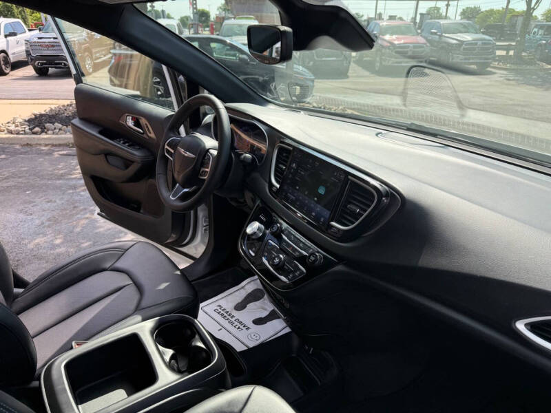 2025 Chrysler Pacifica Select