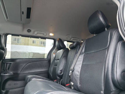 2016 Toyota Sienna SE 8-Passenger