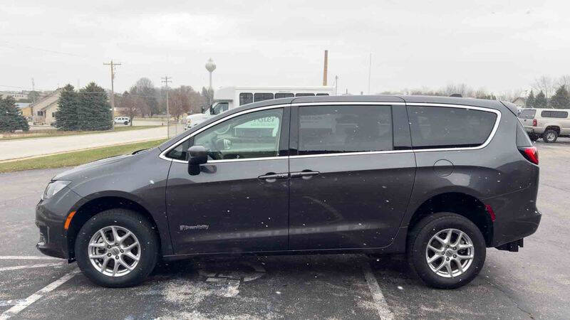 2022 Chrysler Voyager LX