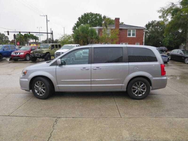 2016 Chrysler Town and Country S
