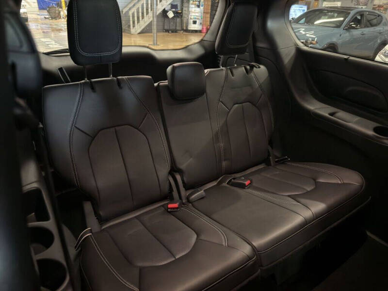 2025 Chrysler Pacifica Plug-In Hybrid Select