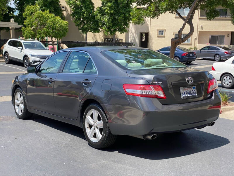 2010 Toyota Camry LE photo 6