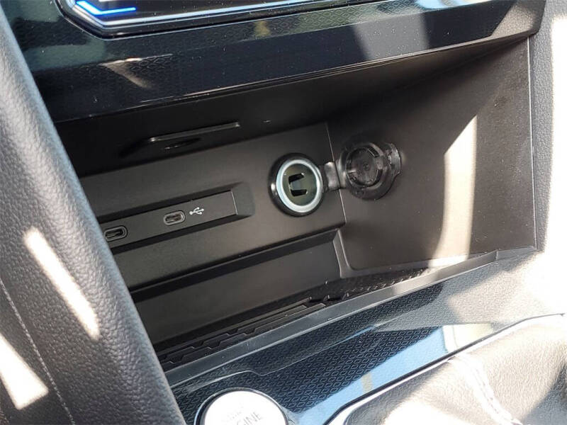 2025 Volkswagen Taos SEL 4Motion