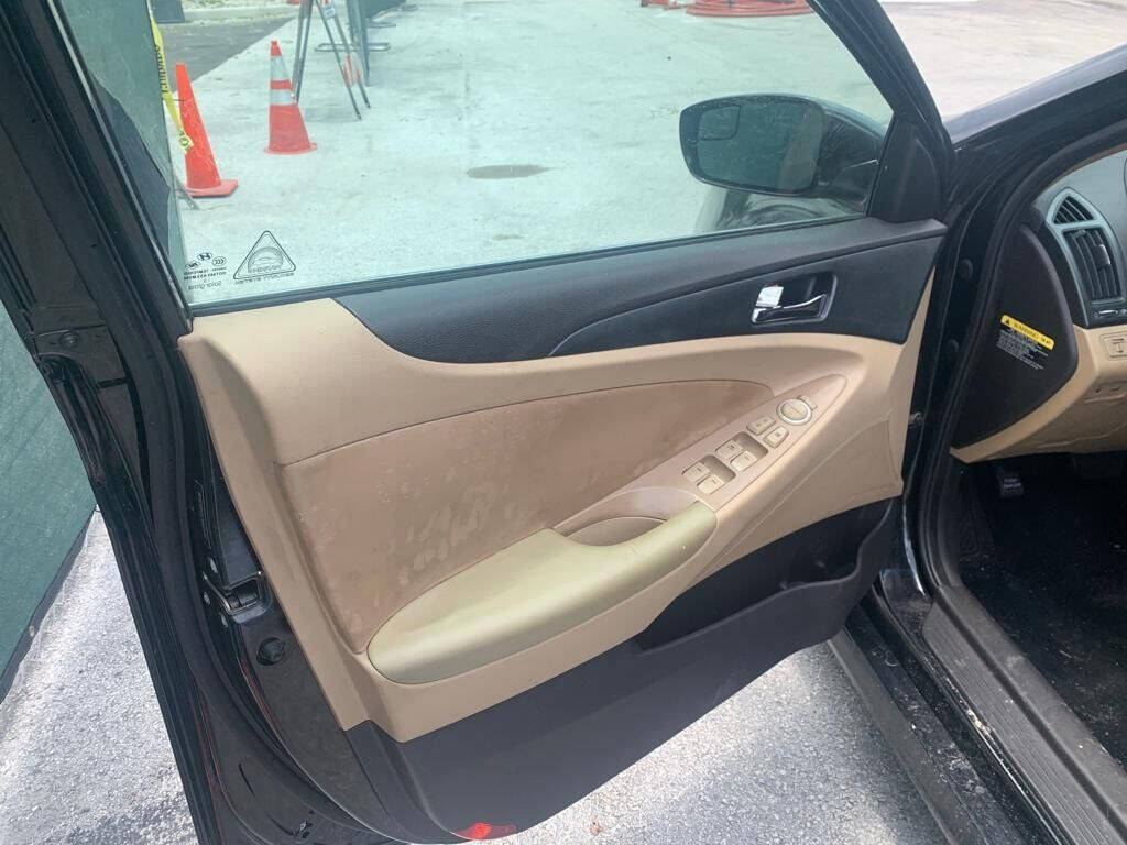 2014 Hyundai Sonata  - $8,900
