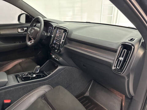 2022 Volvo XC40 T5 R-Design