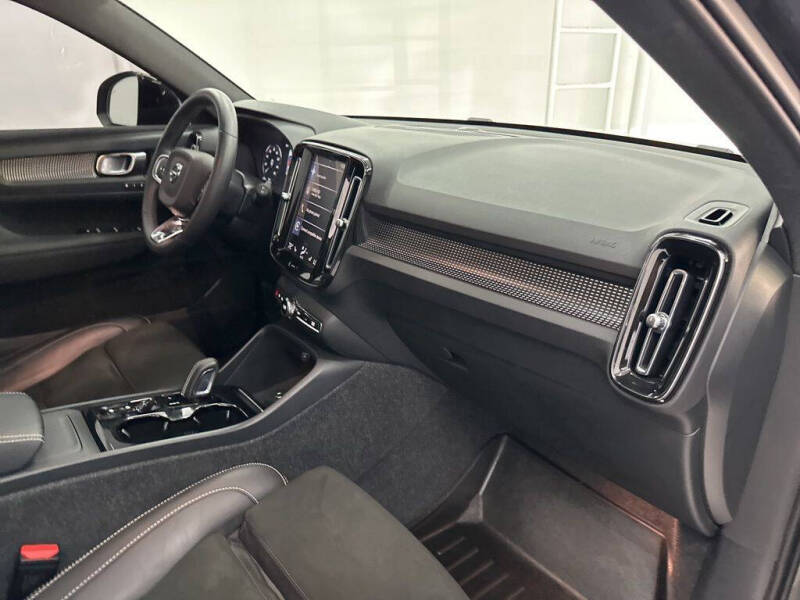 2022 Volvo XC40 T5 R-Design