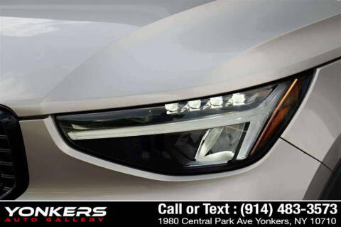 2023 Volvo XC40 B5 Ultimate Dark Theme