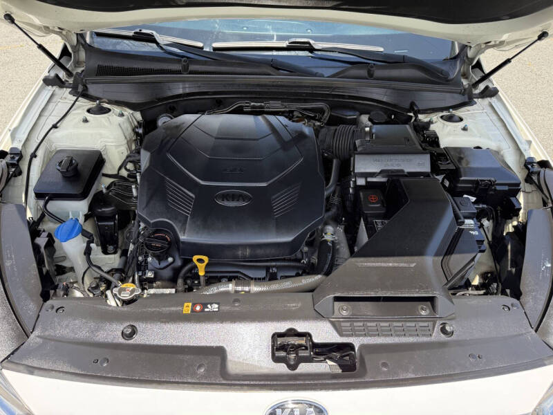 2017 Kia Cadenza Technology