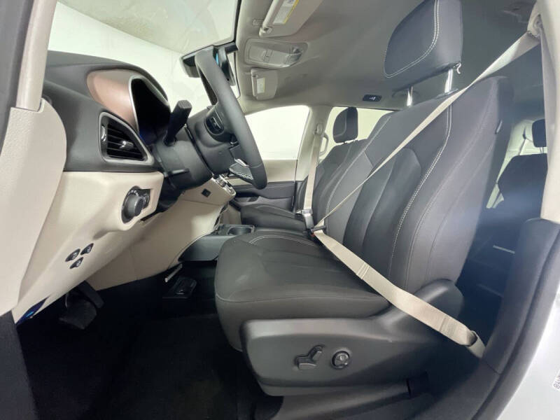 2024 Chrysler Voyager LX