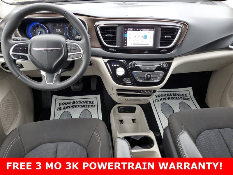 2022 Chrysler Voyager LX