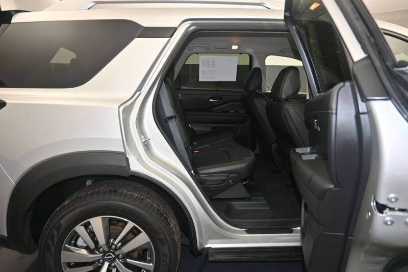 2025 Nissan Pathfinder SL