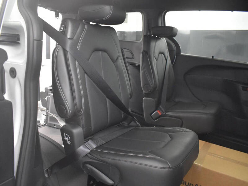 2025 Chrysler Voyager LX