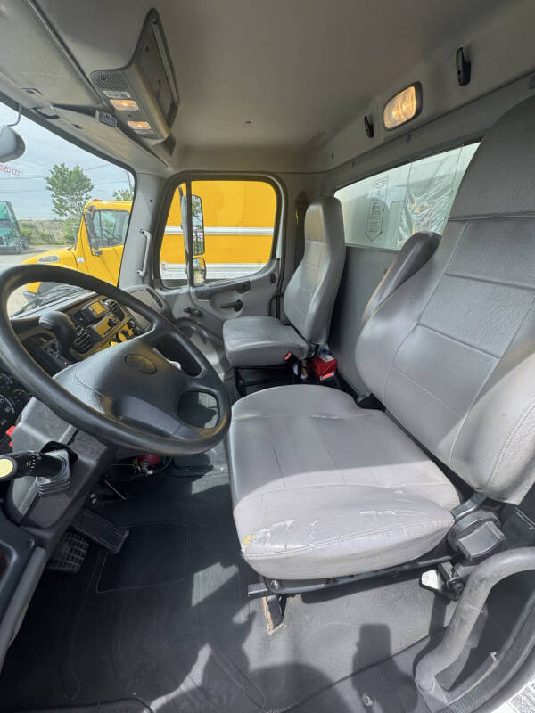 2022 Freightliner M2 106