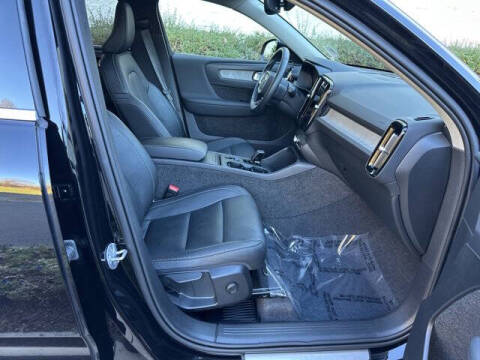 2025 Volvo XC40 B5 Core Bright Theme