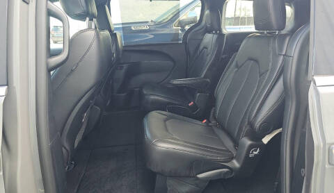 2025 Chrysler Pacifica Select