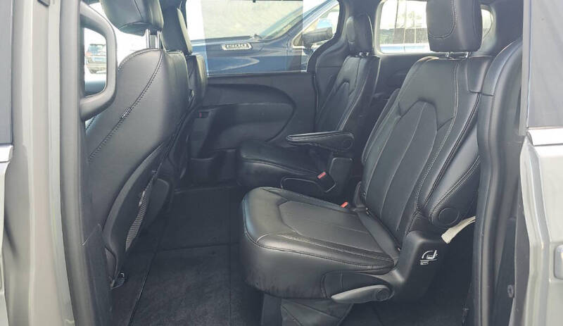 2025 Chrysler Pacifica Select
