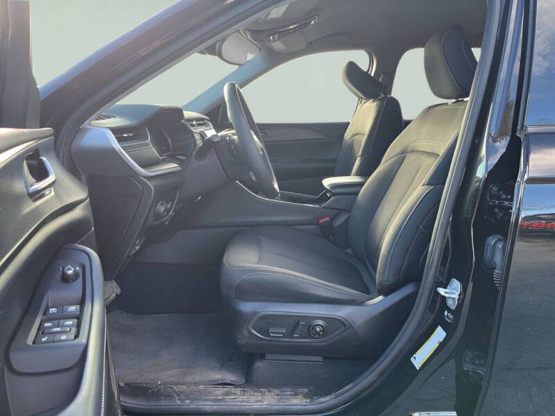 2023 Jeep Grand Cherokee L Laredo