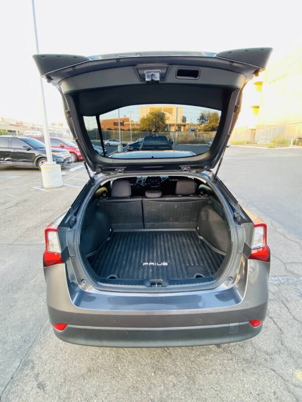 2022 Toyota Prius LE