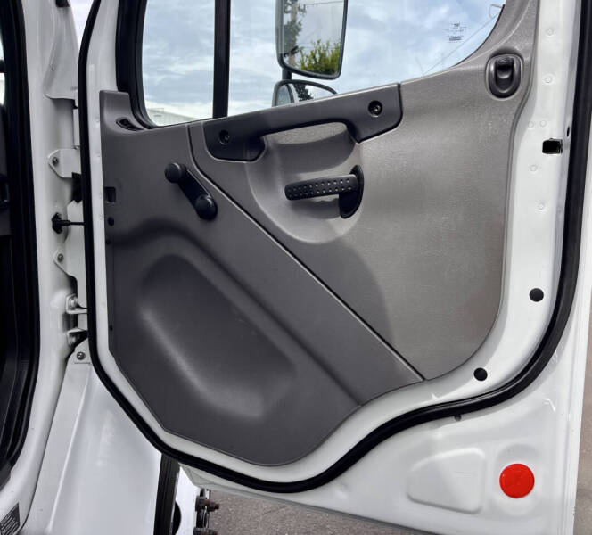 2013 Freightliner M2 106