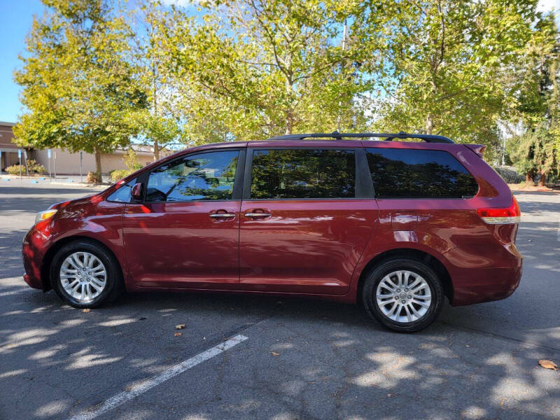 2013 Toyota Sienna XLE photo 9