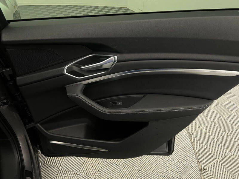 2022 Audi e-tron quattro Premium Plus