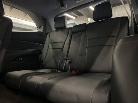 2022 Honda Pilot Touring w/Rear Captain's Chairs