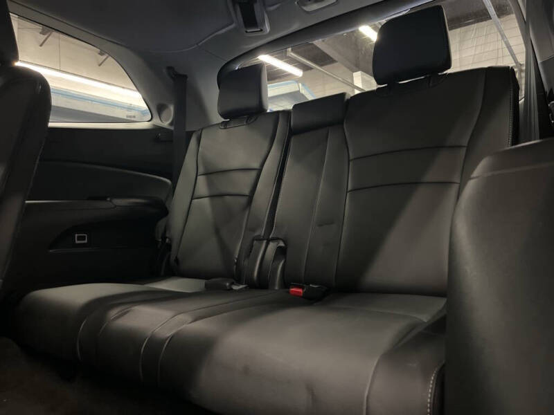 2022 Honda Pilot Touring w/Rear Captain's Chairs