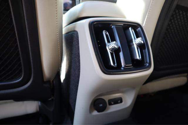 2023 Volvo XC40 B5 Ultimate Bright Theme