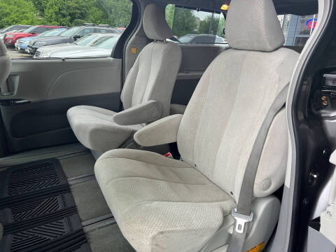 2012 Toyota Sienna LE 7-Passenger