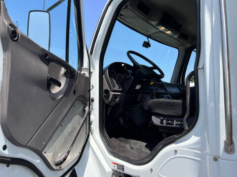 2017 Freightliner M2 106