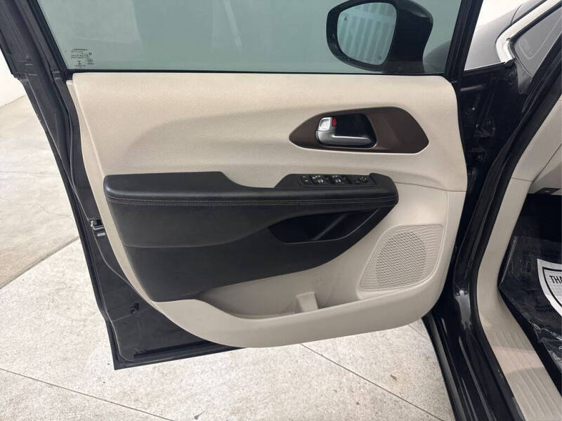 2017 Chrysler Pacifica Touring-L Plus