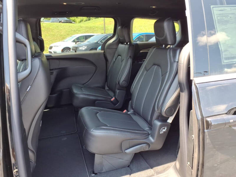 2027 Chrysler Pacifica Select